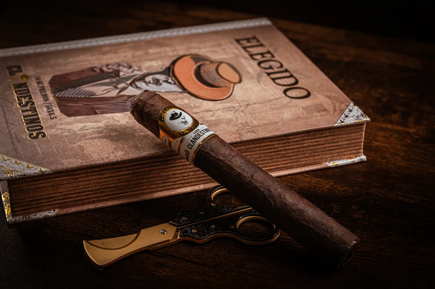 A maduro cigar resting on an Elegido cigar box