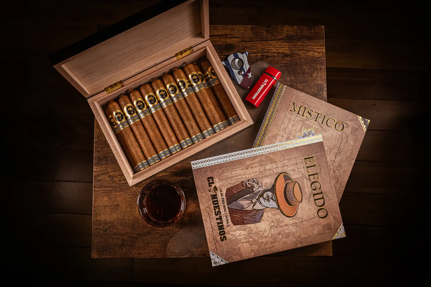 Open humidor with the Místico and Elegido cigar books