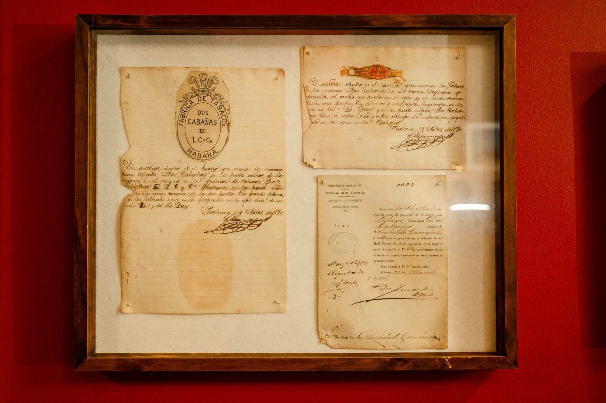 Documentos enmarcados de 1890 del registro de la marca de la Fábrica de Tabacos Dos Cabañas, La Habana