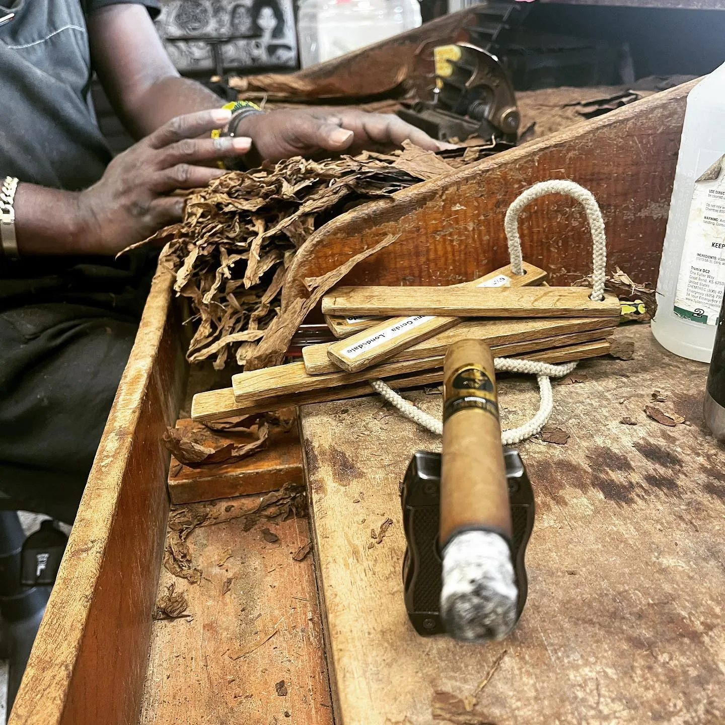 Clandestinos™ is a tribute to the most traditional way of manufacturing cigars: “Custom Rolls.”