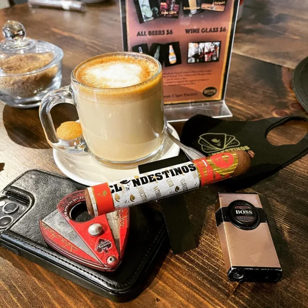 Clandestinos™ is a tribute to the most traditional way of manufacturing cigars: “Custom Rolls.”