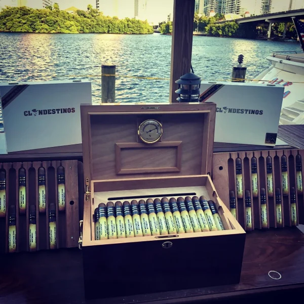 Clandestinos™ is a tribute to the most traditional way of manufacturing cigars: “Custom Rolls.”