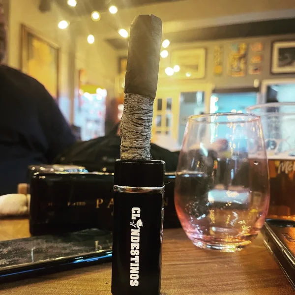 Clandestinos™ is a tribute to the most traditional way of manufacturing cigars: “Custom Rolls.”