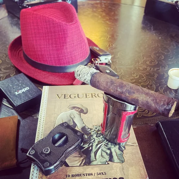 Clandestinos™ is a tribute to the most traditional way of manufacturing cigars: “Custom Rolls.”