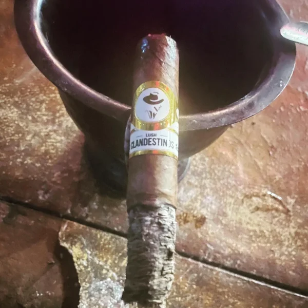 Clandestinos™ is a tribute to the most traditional way of manufacturing cigars: “Custom Rolls.”